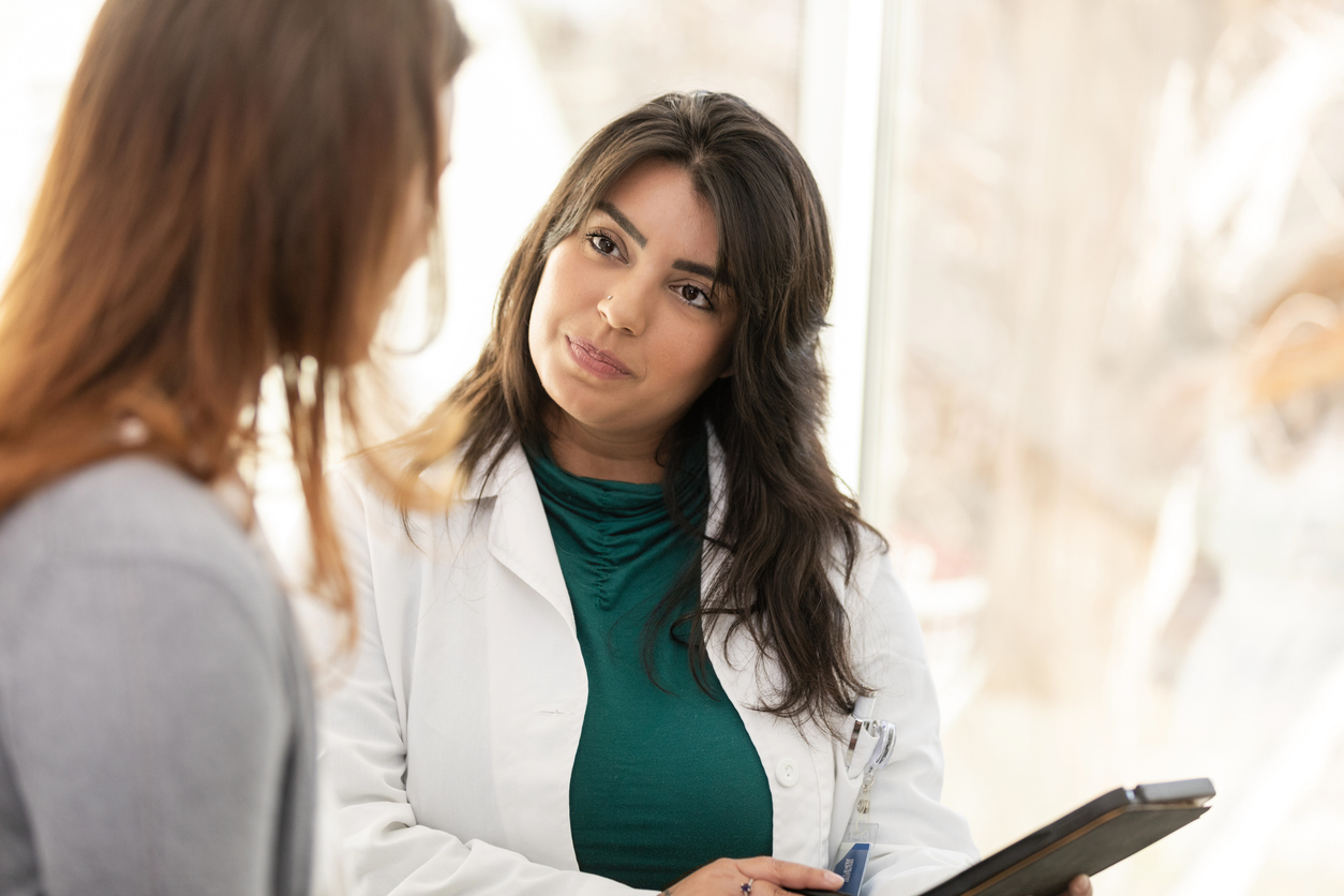 Ärztin spricht mit Patientin über Diagnose